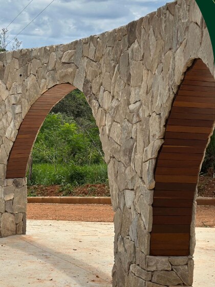 Arcos de Siriema em pedra e madeira no Terras Verdes