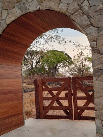 Portal Quintal Verde em pedra e madeira com porteira rústica